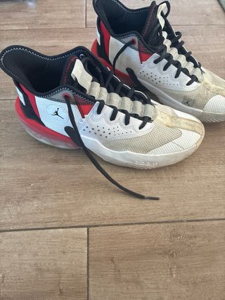 Zapatillas Jordan Blancas y Rojas