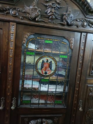 Despacho de madera antiguo tallado con 3 sillas