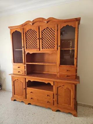 Armario de madera con vitrina