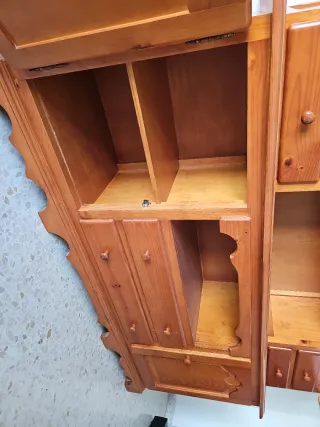 Armario de madera con vitrina