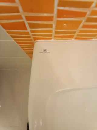 Lavabo de cerámica blanco con grifo