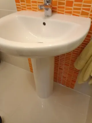 Lavabo de cerámica blanco con grifo