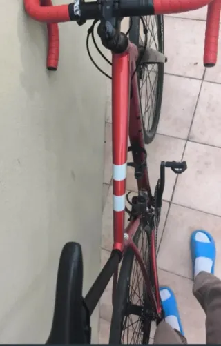 Bicicleta de carretera Cannondale Roja