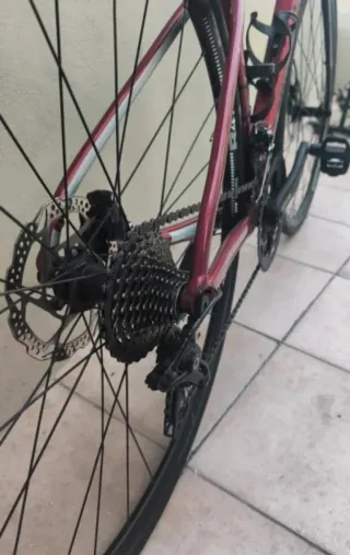 Bicicleta de carretera Cannondale Roja