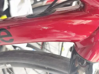 Bicicleta de carretera Cannondale Roja