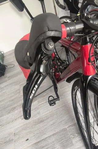 Bicicleta de carretera Cannondale Roja