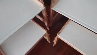 Escritorios infantiles regulables y bancos