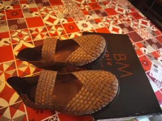 Sandalias Bernie Mev cuña media tira elástica