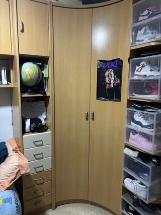 Mueble de madera y plástico