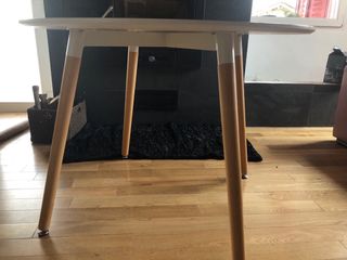 Mesa blanca redonda de comedor