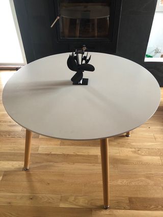 Mesa blanca redonda de comedor
