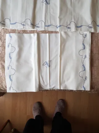 Juego de cama de lino bordado a mano y a máquina