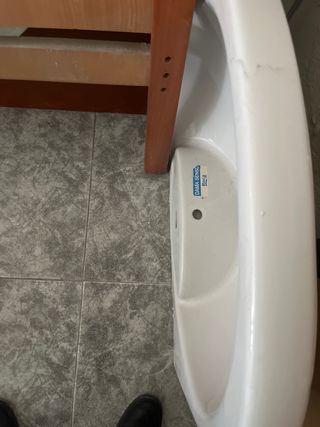 Lavabo de porcelana blanco. Modelo DAMA SENSO