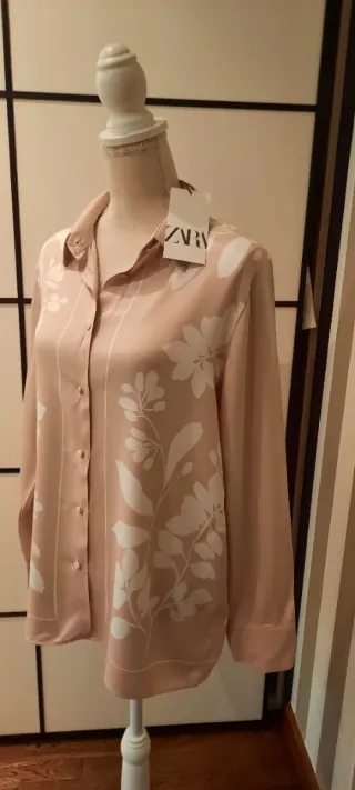 Blusa Zara floral rosa y blanca