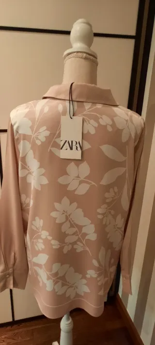 Blusa Zara floral rosa y blanca