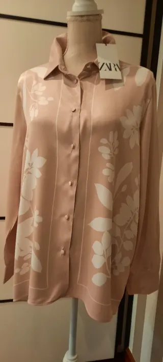 Blusa Zara floral rosa y blanca