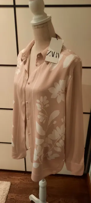 Blusa Zara floral rosa y blanca
