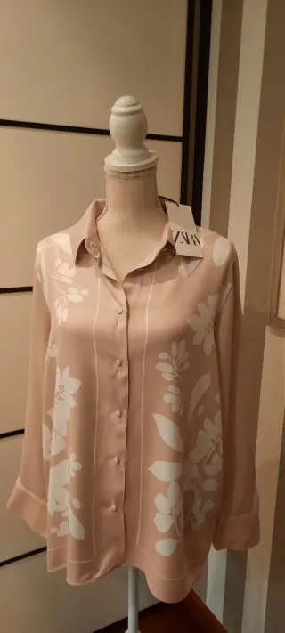 Blusa Zara floral rosa y blanca