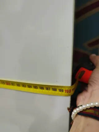 Estantería blanca con puertas