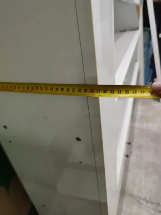 Estantería blanca con puertas