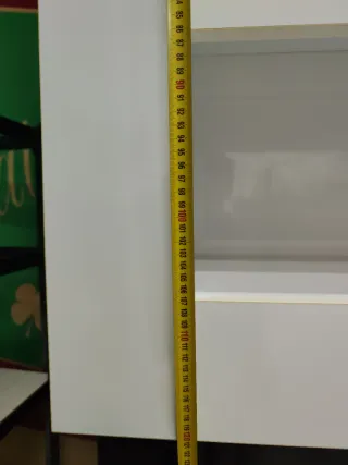 Estantería blanca con puertas