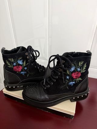 Botas negras bordadas con tachuelas