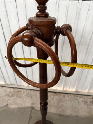 Perchero de madera con anillas