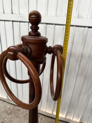 Perchero de madera con anillas