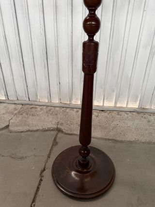 Perchero de madera con anillas