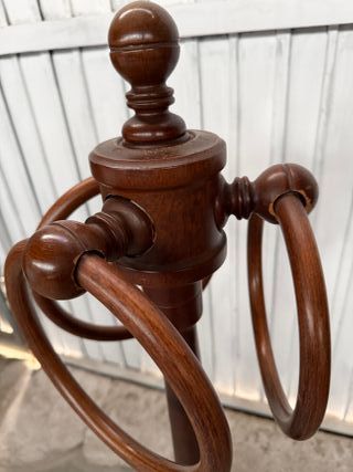 Perchero de madera con anillas