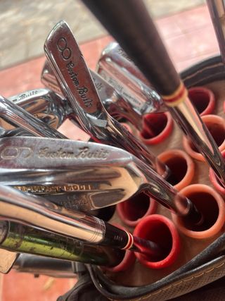 Juego de palos de golf y carrito