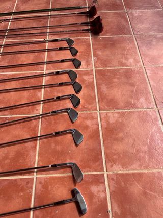 Juego de palos de golf y carrito
