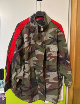 Giacca donna camouflage con inserti rossi