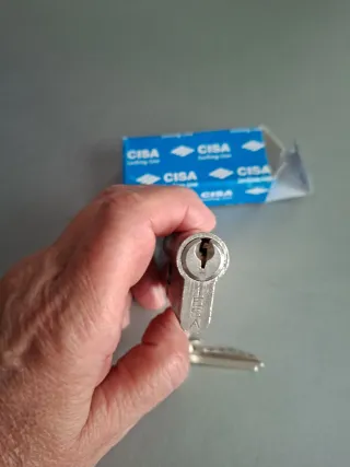 Cilindro de cerradura CISA con llave