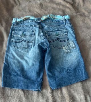 Pantalon vaquero corto con cinturón de pañuelo