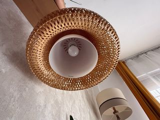 Lámpara de techo de bambú tejida