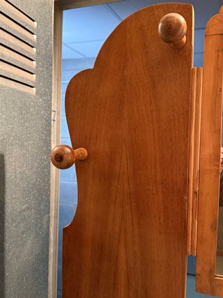 Mueble perchero de madera natural