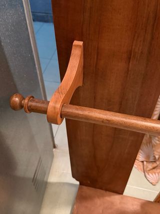 Mueble perchero de madera natural