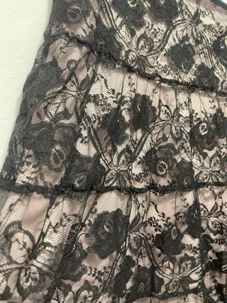 Falda MIDI encaje negro y forro rosa