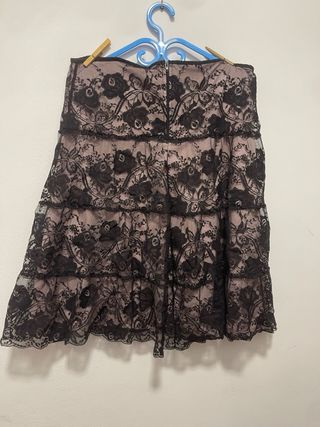 Falda MIDI encaje negro y forro rosa