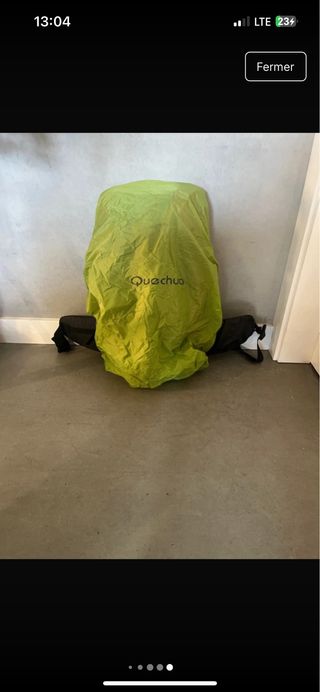 Mochila de senderismo negra y roja