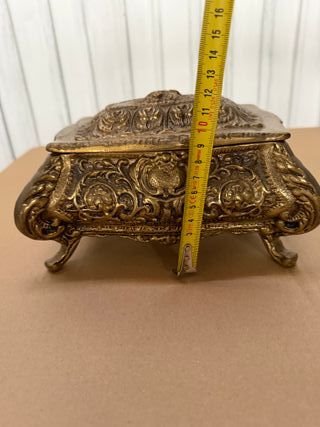 Caja antigua decorada