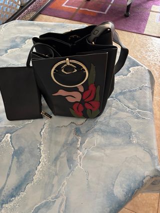Bolso negro con flores multicolor