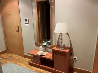 Mueble consola con espejo grande de madera