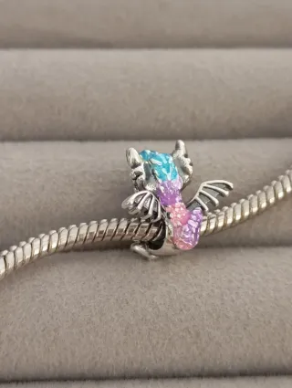 Charm dragón multicolor