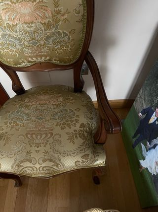 Silla de madera tapizada estilo clásico