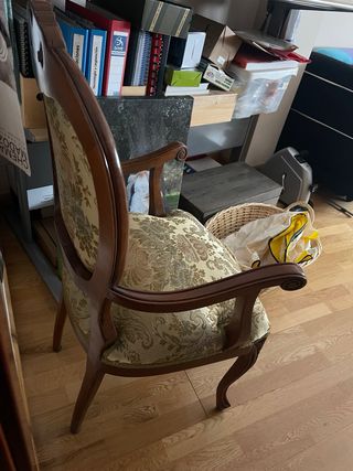 Silla de madera tapizada estilo clásico