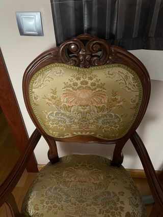Silla de madera tapizada estilo clásico