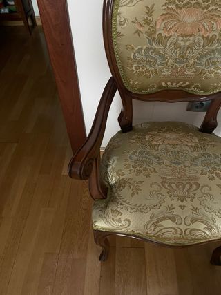 Silla de madera tapizada estilo clásico