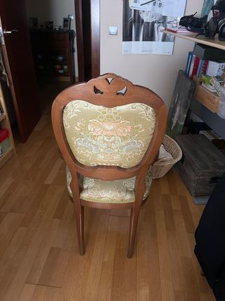 Silla de madera tapizada estilo clásico